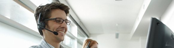 Informationen über den Vormerkschein © Dieter Steinbach Ein Mitarbeiter der Servicenummer berät einen Kunden.
