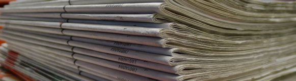 Zeitungen liegen auf einem Stapel