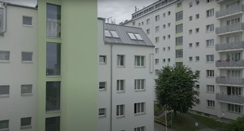 Vorschaubild von dem Video über die Sanierung des Salvador-Allende-Hofs. Es sind zwei Gemeindebauten in weißer und grüner Farbe zu sehen