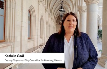 Foto von Wohnbaustadträtin Kathrin Gaal währen eines Interviews im Außenbereich des Rathauses