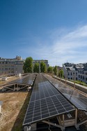Mehrere Reihen von Solarpanelen am Dach
