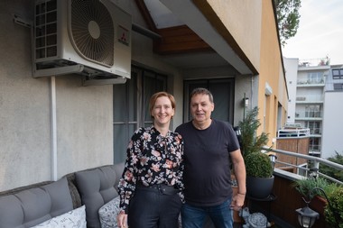 Wohnbaustadträtin Elke Hanel-Torsch mit einem Gemeindebau-Mieter auf seinem Balkon, dahinter sieht man seine neue Klimaanlage.