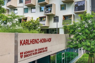 Nahaufnahme des Schriftzug "Karl-Heinz-Hora-Hof" auf der Fassade.