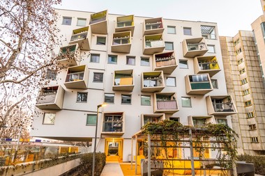 Außenansicht des neuen Karlheinz-Hora-Hof. Aus der Fassade stehen überdachte Balkone schräg hervor