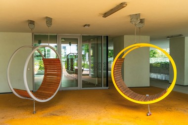 Überdachte Sitzmöglichkeiten in zwei Kreisen mit Rückenlehne.