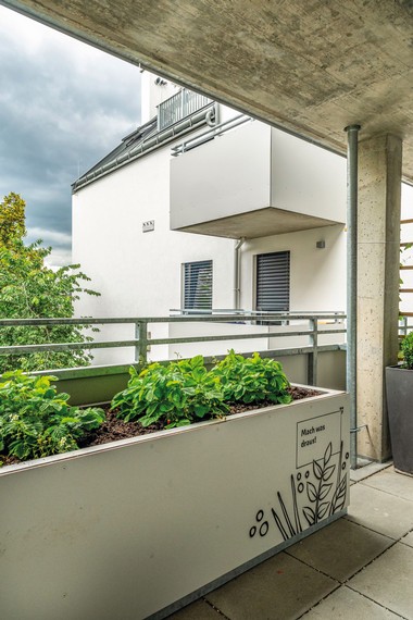 Überdachter Balkon mit Hochbeet und Erdbeerpflanzen