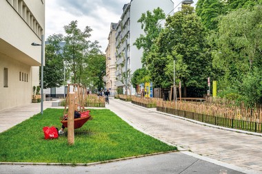 Begrünter Hof mit öffentlicher Hängematte