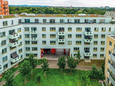 Luftaufnahme des Wildgarten-Hof. Vor und hinter Gebäude sieht man große Grünflächen.