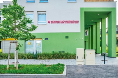 Fassade des Gemeindebaus mit Aufschrift "Wohnhaus der Gemeinde Wien, errichtet in de Jahren 2020-2022"