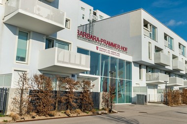 Foto der Außenansicht des Eingangsbereichs. Über dem Eingang ist ein Schriftzug mit dem Hofnamen zu erkennen.