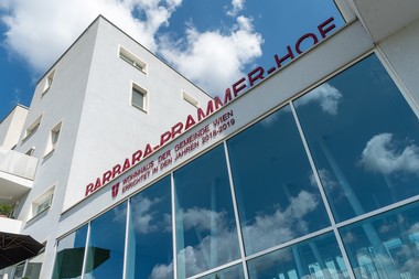 Detailfoto des Schriftzugs oberhalb des Eingangsbereichs