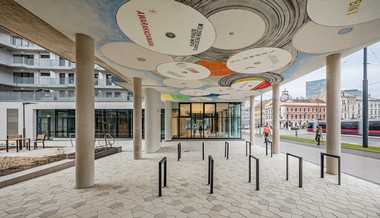 Überdachte Fahrradstellplätze mit bemalter Decke