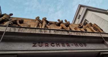Nahaufnahme des Zürcher-Hofes auf der auch die Steinfiguren über dem Eingang erkennbar sind