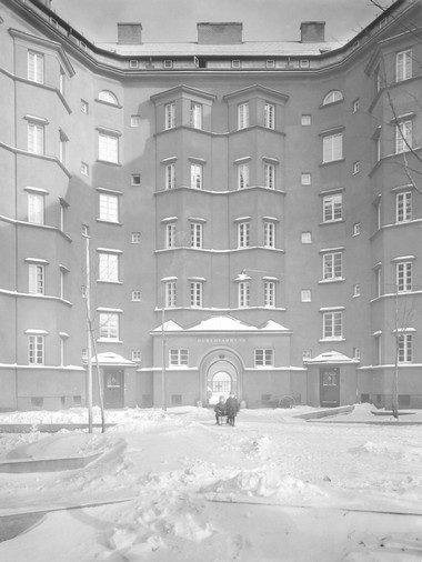 Schwarz-Weiß Foto des Innenhofs des Hanusch-Hofs bei Schnee im Winter