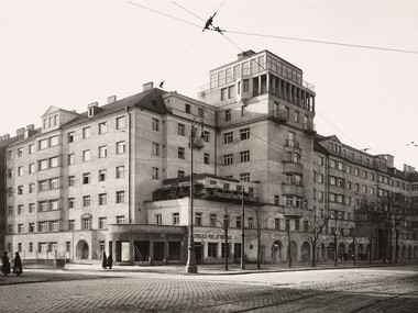 Schwarz-Weiß Foto der Außenansicht des Lassallehofs