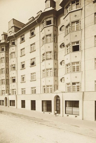 Schwarz-Weiß Foto der Außenfassade des Matzleinstaler Hofs
