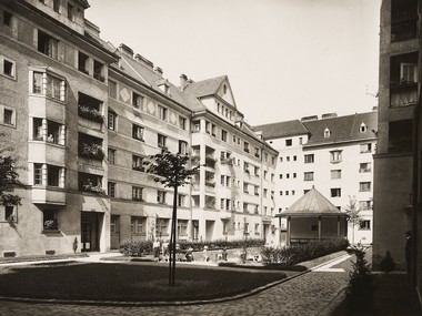 Schwarz-Weiß Foto des Innenhofs des Wachauer Hofs