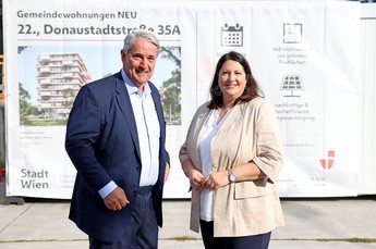 Ernst Nevrivy, Bezirksvorsteher der Donaustadt, und Vizebürgermeisterin und Wohnbaustadträtin Kathrin Gaál beim Spatenstich für den neuen Gemeindebau mit 148 Wohnungen