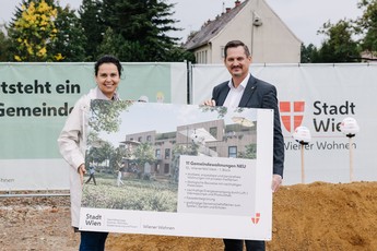 Ernst Nevrivy und Kathrin Gaál beim Spatenstich für den neuen Gemeindebau.