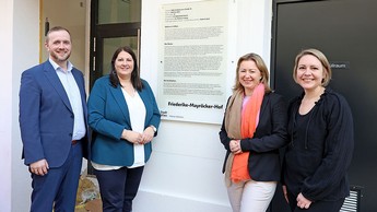 Das Foto zeigt Wohnbaustadträtin Frau Gaal mit anderen Personen vor einem Gemeindebau