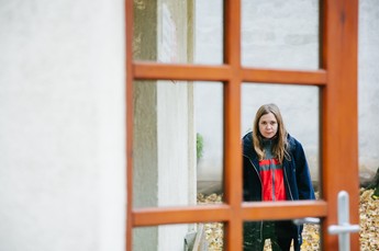 Foto von Schriftstellerin Stefanie Sargnagel während dem Podcast Interview