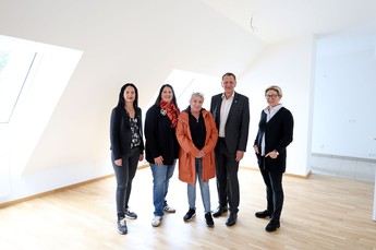 Das Team rund um die Sanierung des Salvador-Allende-Hofs inklusive Wohnbaustadträtin Kathrin Gaal und Wiener Wohnen Direktorin Karin Ramser.