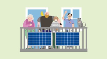 Illustration der Gemeindebaufamilie auf einem Balkon, davor sind PV-Module sichtbar.