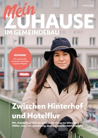Magazincover „Mein Zuhause im Gemeindebau“ (Frühjahr 2026): Eine Frau mit Hut, Schal und beigem Mantel lehnt an einem Geländer vor einem Wohnhaus; Hinweis auf Gewinne und Titelstory „Zwischen Hinterhof und Hotelflur“.