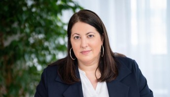 Das Foto zeigt eine Portrait-Ansicht von Vizebürgermeisterin und Wohnbaustadträtin Kathrin Gaal in einem eleganten dunklen Blazer und einer weißen Bluse. 