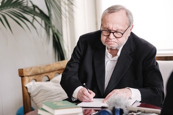 Franz Schuh sitzt an seinem Schreibtisch