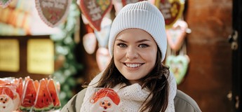 Titelbild der Mein ZuHause Magazin Ausgabe, auf dem eine junge Frau am Weihnachtsmarkt zu sehen ist