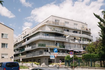 Darstellung der Außenansicht des neuen Gemeindebaus Opitzgasse 29A. Auffallend ist, dass jede Wohnung einen eigenen Balkon hat.