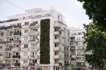 Darstellung des Gemeindebaus in der Welihstraße 161 A mit modernen, begrünten Fassaden.