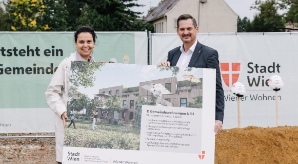 Ernst Nevrivy, Bezirksvorsteher der Donaustadt, und Vizebürgermeisterin und Wohnbaustadträtin Kathrin Gaál beim Spatenstich für den neuen Gemeindebau mit 148 Wohnungen © Jennifer Fetz