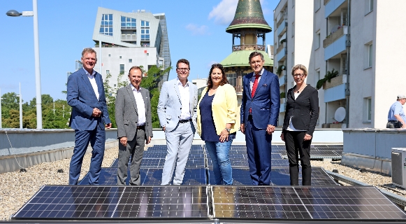 Wirtschaftsstadtrat Peter Hanke, Vizebürgermeisterin & Wohnbaustadträtin Kathrin Gaál und Klimastadtrat Jürgen Czernohorszky setzen mehr Sonnenstromenergie von den Dächern der Gemeindebauten um. © Stadt Wien/Martin Votava