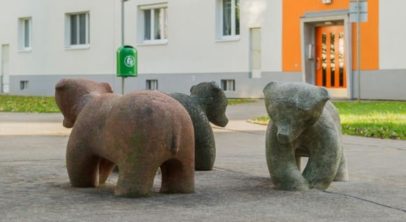 Die Bärenbande an der Donau: Im Dag-Hammarskjöld-Hof ist immer der Bär los. Eine ganze Bärenbande sogar. Die Spielplastik Drei Bären von Eduard Robitschko stammt aus dem Jahr 1958. Der Dag-Hammarskjöld-Hof liegt an der oberen Alten Donau in Floridsdorf. © Andreas Elgert