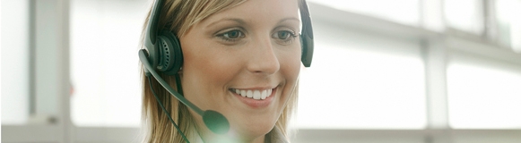 Call-Center Agent telefoniert mit Mieterin