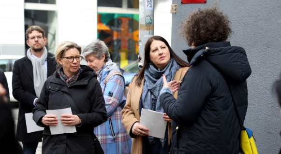 (v.l.n.r.) Andreas Kranebitter, wissenschaftlicher Leiter des DÖW, Wiener Wohnen-Direktorin Karin Ramser, DÖW-Projektleiterin Claudia Kuretsidis-Haider und Vizebürgermeisterin und Wohnbaustadträtin Kathrin Gaál beim „Niemals vergessen“-Rundgang im 8. Bezirk. Die von der Kulturpublizistin Evelyn Steinthaler auf Basis der DÖW-Studie konzipierten und geleiteten Rundgänge werden in 10 Bezirken angeboten. © Stadt Wien / Martin Votava