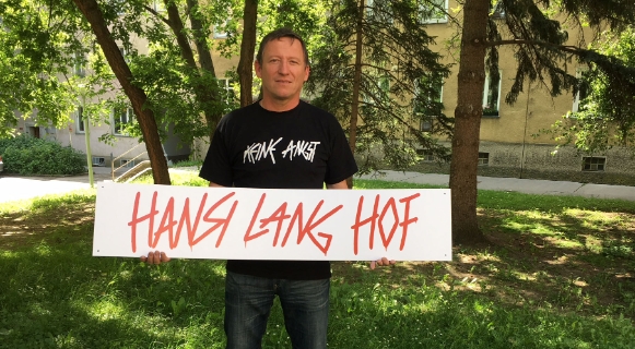 Bruder Gerhard freut sich über den nach seinem Bruder benannten Gemeindebau © Michaela Albrecht