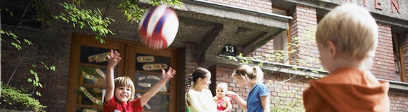 Kinder spielen Ball im Hof von einem Gemeindebau in der Baumgasse im 3. Bezirk.