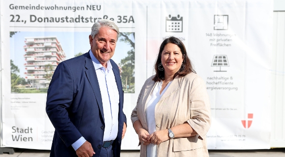 Ernst Nevrivy, Bezirksvorsteher der Donaustadt, und Vizebürgermeisterin und Wohnbaustadträtin Kathrin Gaál beim Spatenstich für den neuen Gemeindebau mit 148 Wohnungen © Stadt Wien/Martin Votava