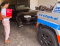 Ein Auto wird aus einer Garage abgeschleppt.