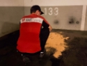 Ein Mitarbeiter der Wiener Wohnen Hausbetreuung reinigt die Garage.
