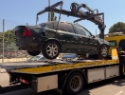 Ein Auto-Wrack auf einem Abschleppwagen